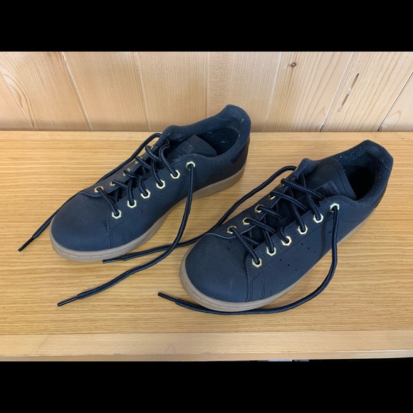 US 5 Adidas Stan Smith Gym Shoes Sneakers - Picture 2 of 11